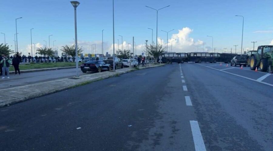 Ένταση μεταξύ αγροτών και αστυνομικών στην Αλεξανδρούπολη – «Αποκλεισμένο» το αεροδρόμιο ενόψει της επίσκεψης Μητσοτάκη