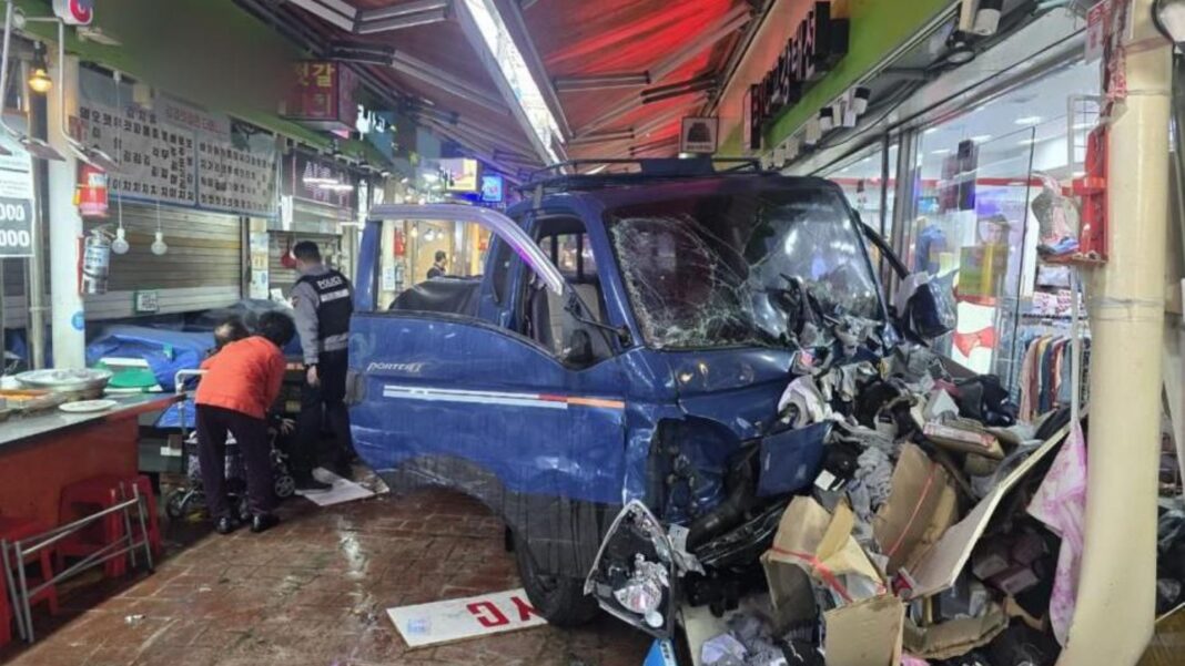 Νότια Κορέα: Δυο νεκροί και 18 τραυματίες από τρελή πορεία φορτηγού σε αγορά