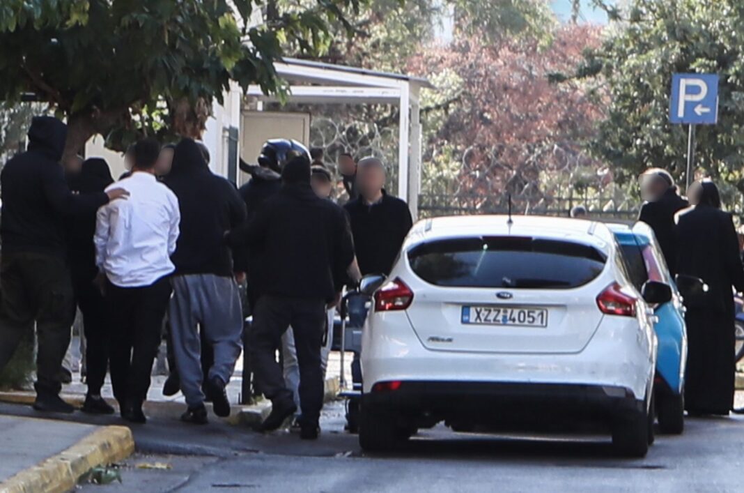 Ενώπιον του ανακριτή τα μέλη του κυκλώματος διακίνησης ναρκωτικών – Μεταξύ τους και τρεις ιερείς