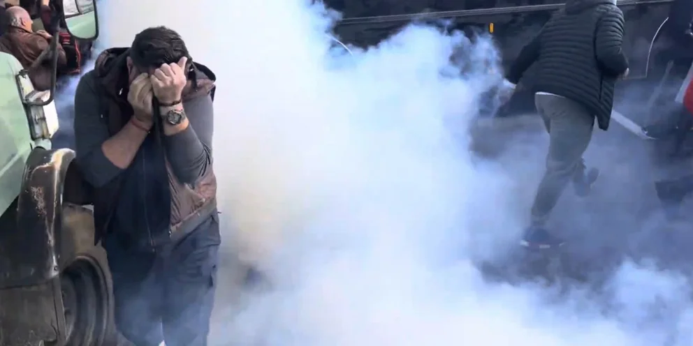 Με επεισόδια ξεκίνησαν τα μπλόκα των αγροτών – Ένταση και χημικά σε Νίκαια και Πλατύκαμπο (βίντεο)