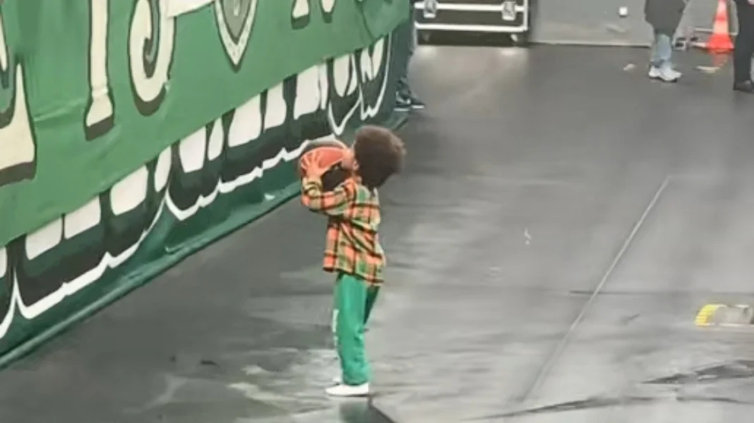 Ο γιος του Λεσόρ ξεσήκωσε τις εξέδρες, πήρε την μπάλα και… σούταρε σε οπαδούς – Δείτε βίντεο