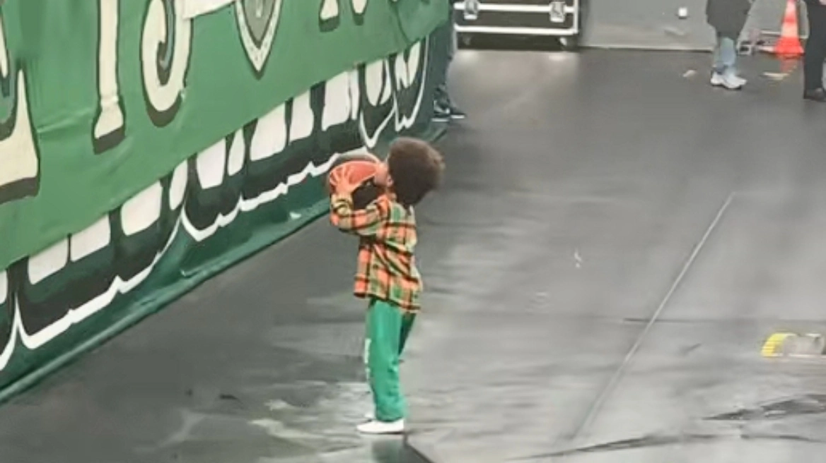 Ο γιος του Λεσόρ ξεσήκωσε τις εξέδρες, πήρε την μπάλα και… σούταρε σε οπαδούς – Δείτε βίντεο