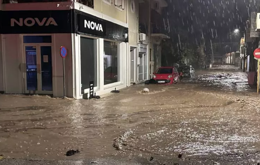 Προβλήματα από την κακοκαιρία στη Λέσβο – Πλημμύρισαν δρόμοι και σπίτια, κλειστά τα σχολεία