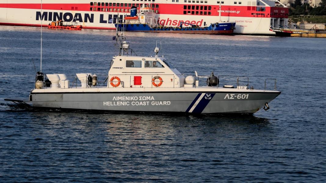 Αυτοκίνητο έπεσε στο λιμάνι του Πειραιά – Καλά στην υγεία ο 69χρονος οδηγός