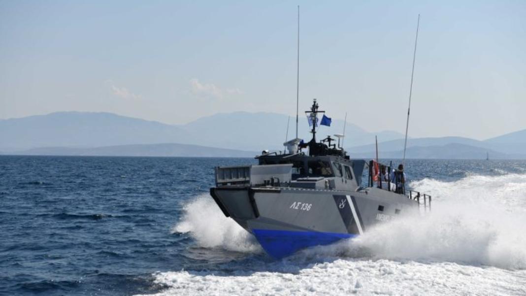 Με βιτρίνα πάρτι σε πολυτελές γιοτ μετέφερε μετανάστες ο Σύρος διακινητής που συνελήφθη