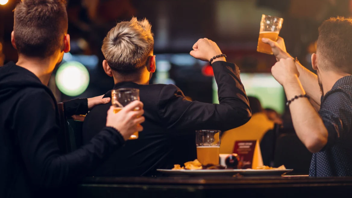 «Επιδημία» το αλκοόλ στους ανηλίκους: Πώς επιδρά η παρέα – Ανησυχητικά στοιχεία στη χώρα μας