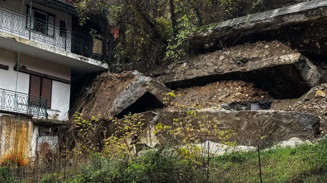 «Στον αέρα» σπίτια στα Τζουμέρκα μετά από κατολίσθηση