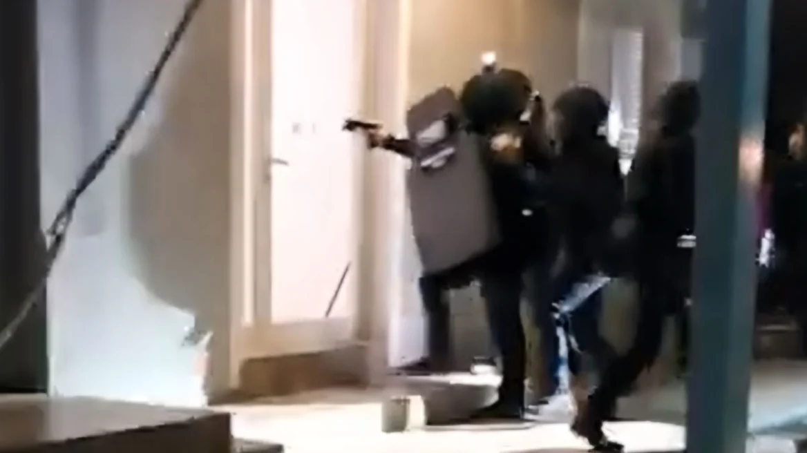 Σπείρα Ρομά που διέπραττε απάτες: Βίντεο ντοκουμέντο από την έφοδο της αστυνομίας σε σπίτι