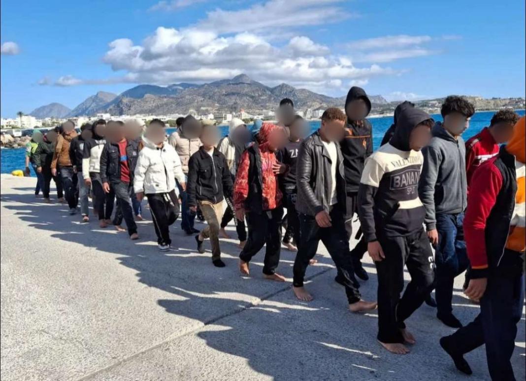 Ιεράπετρα: Στο σχολείο Καλογήρων μεταφέρθηκαν οι 94 μετανάστες