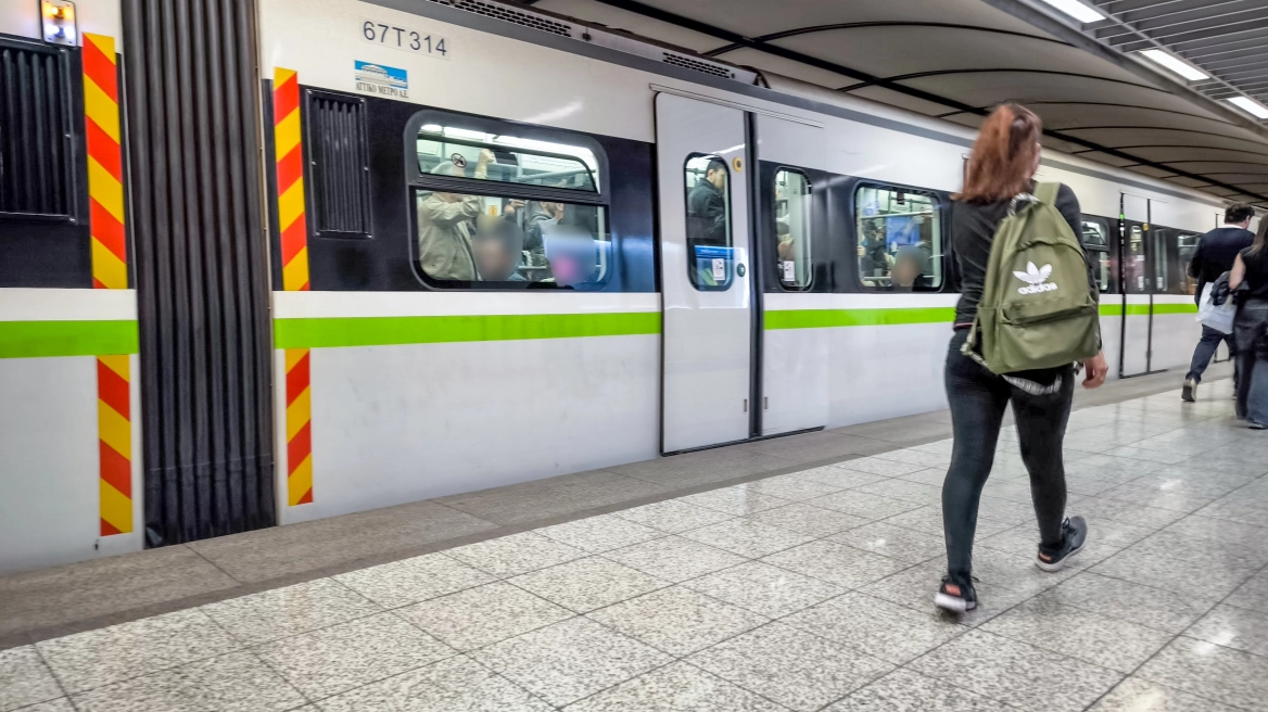 Εκκενώθηκε συρμός του Μετρό στο Μοναστηράκι – Έβγαζε καπνούς