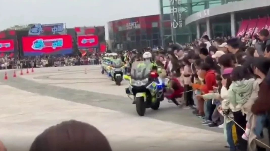 Αστυνομικός πέφτει με μηχανή πάνω σε παιδιά σε επίδειξη στην Κίνα – Δείτε βίντεο
