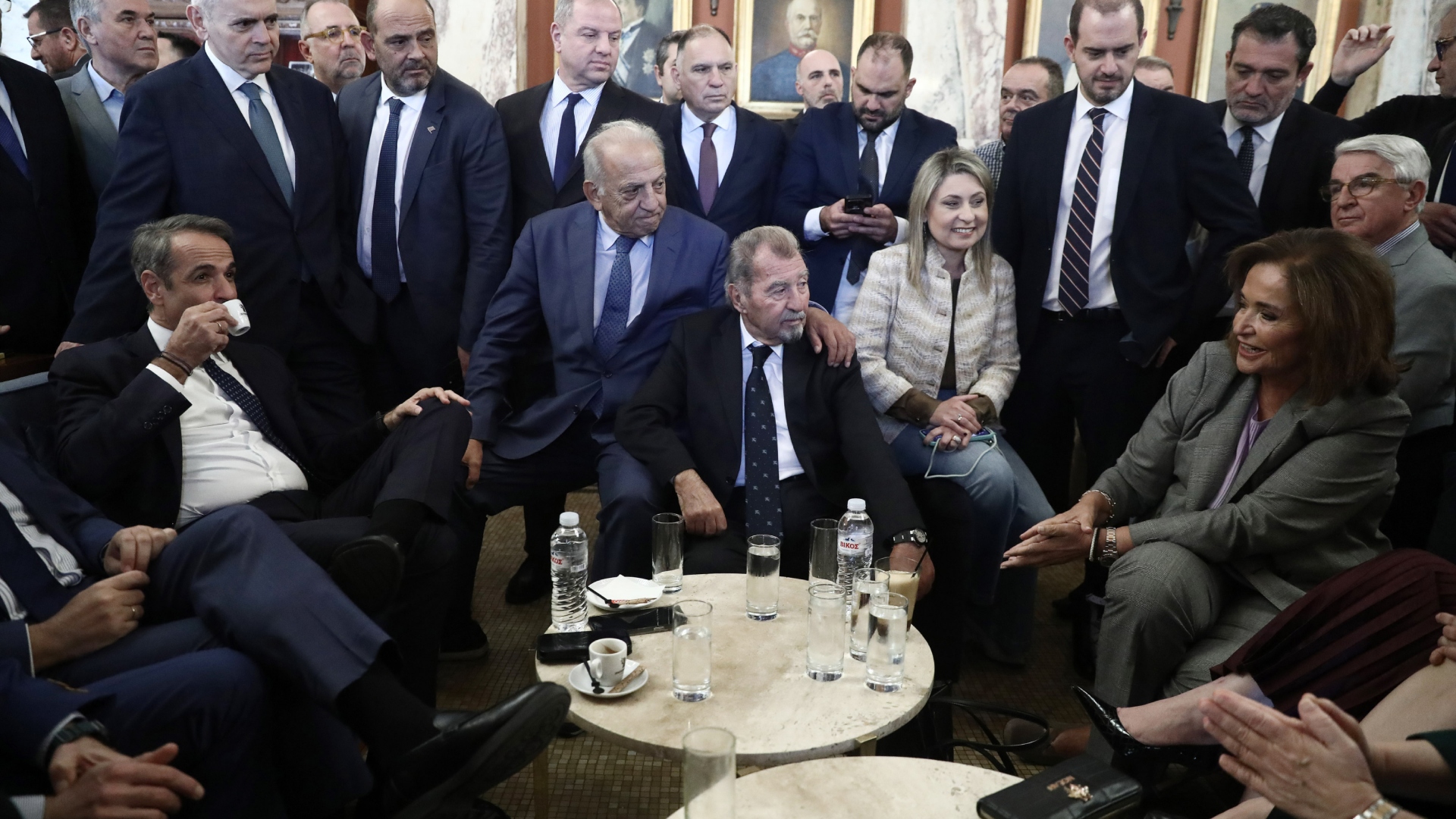 Ξεκινά τα τραπέζια στους βουλευτές ο Μητσοτάκης