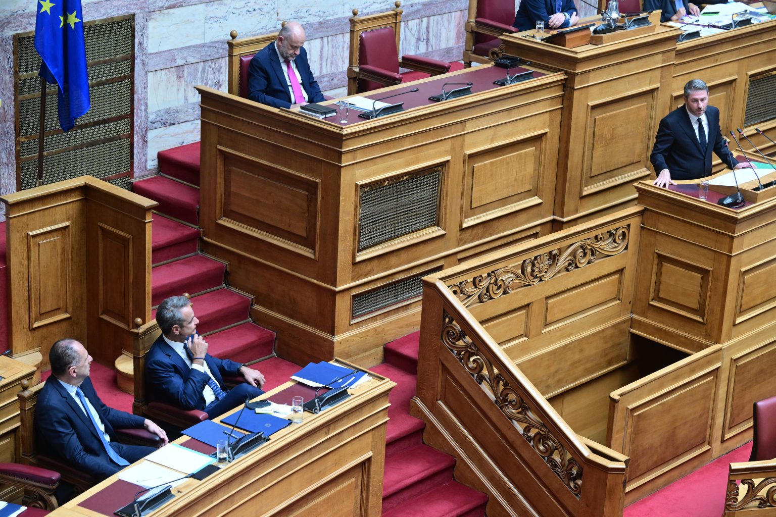 «Μετωπική» Μητσοτάκη – Ανδρουλάκη στη Βουλή με επίκεντρο την ακρίβεια