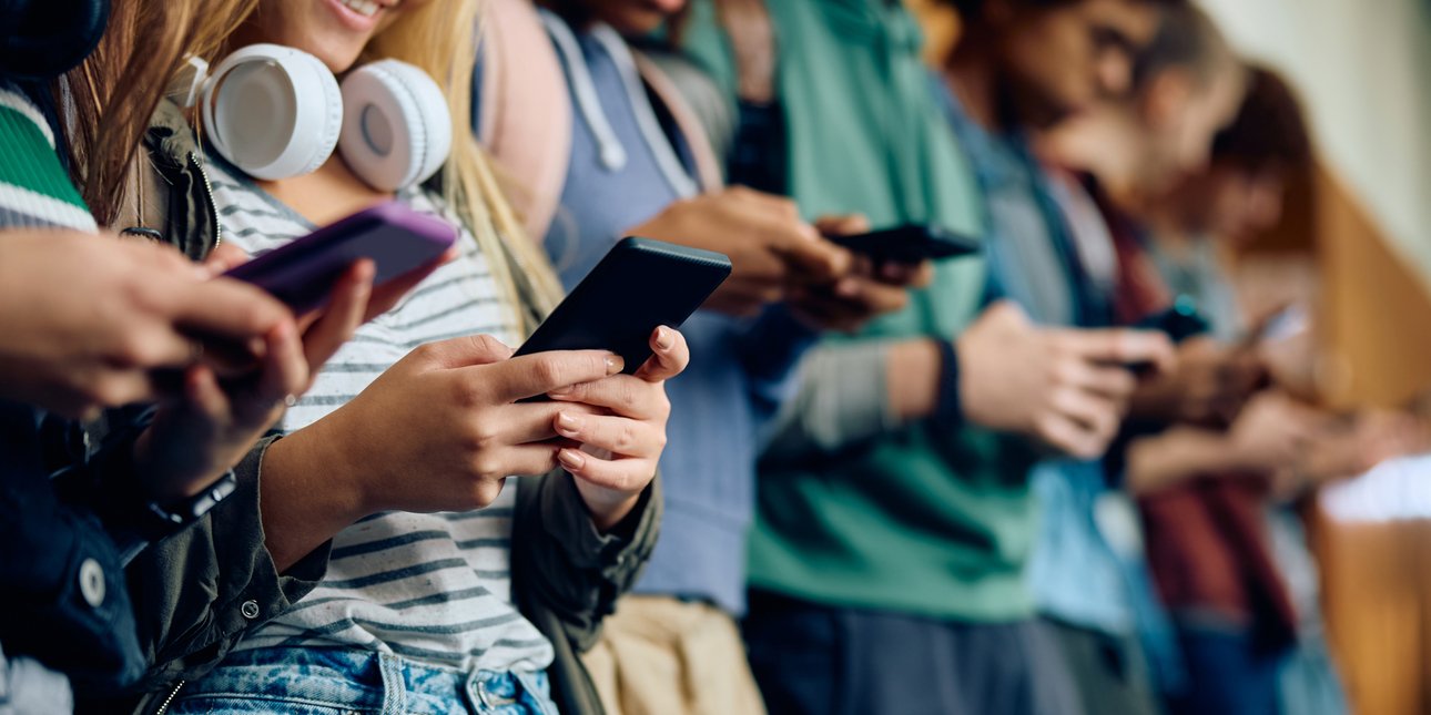 Τέλος στον εθισμό: Το Ευρωπαϊκό Κοινοβούλιο ζητά πρόσβαση σε Social Media μόνο σε άνω των 16 ετών