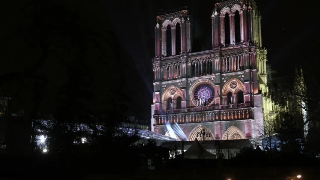 Πένθιμα χτυπούν οι καμπάνες της Παναγίας των Παρισίων για τα 10 χρόνια από τις τρομοκρατικές επιθέσεις