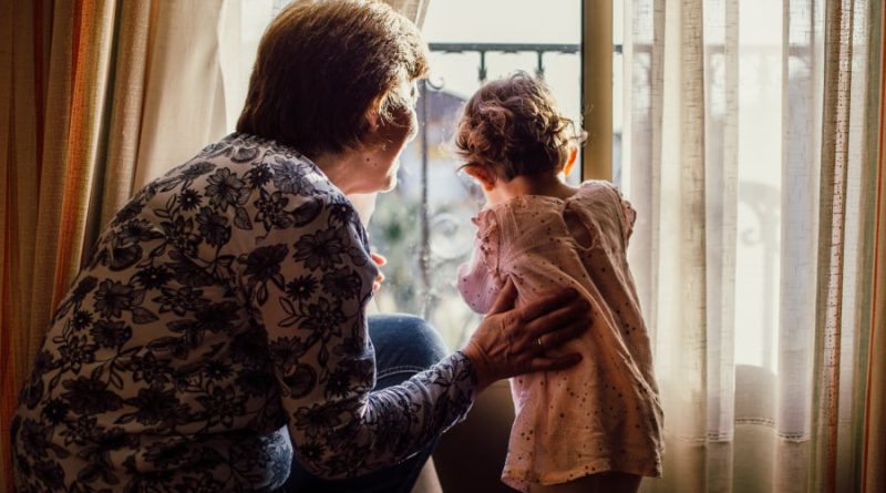 «Νταντάδες της γειτονιάς»: 56 εκ. ευρώ μέσω ΕΣΠΑ για την καθολική υλοποίηση της δράσης