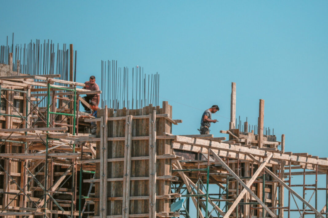 ΕΛΣΤΑΤ: Αύξηση 7,8% στις οικοδομικές άδειες τον Αύγουστο – Μείωση 8,4% στο οκτάμηνο