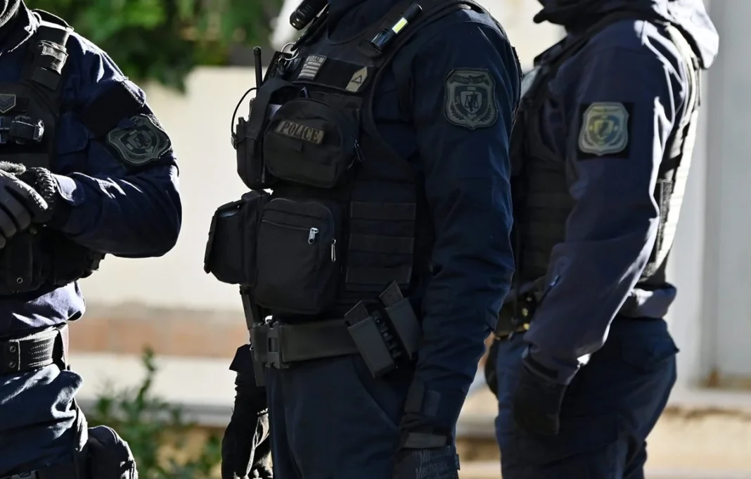 Επίθεση με μολότοφ σε αστυνομικούς στον λόφο του Στρέφη – Τραυματίστηκε άνδρας της ΟΠΚΕ