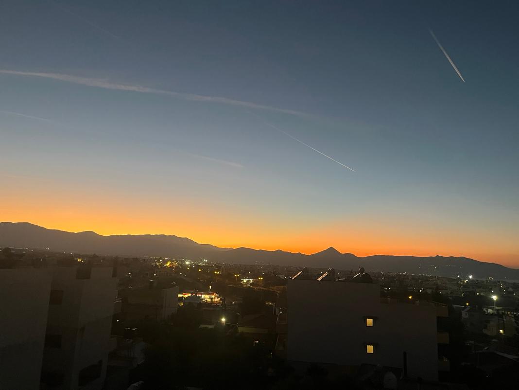 Οι… περίεργες γραμμές στον ουρανό που μοιάζει με πίνακα ζωγραφικής – Δείτε φωτογραφίες