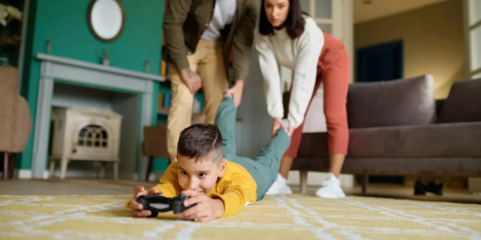 Έρευνα ΙΤΕ για τον εθισμό στο διαδίκτυο: Παιδιά φτάνουν να ξυλοκοπούν γονείς όταν τα απομακρύνουν από τις οθόνες