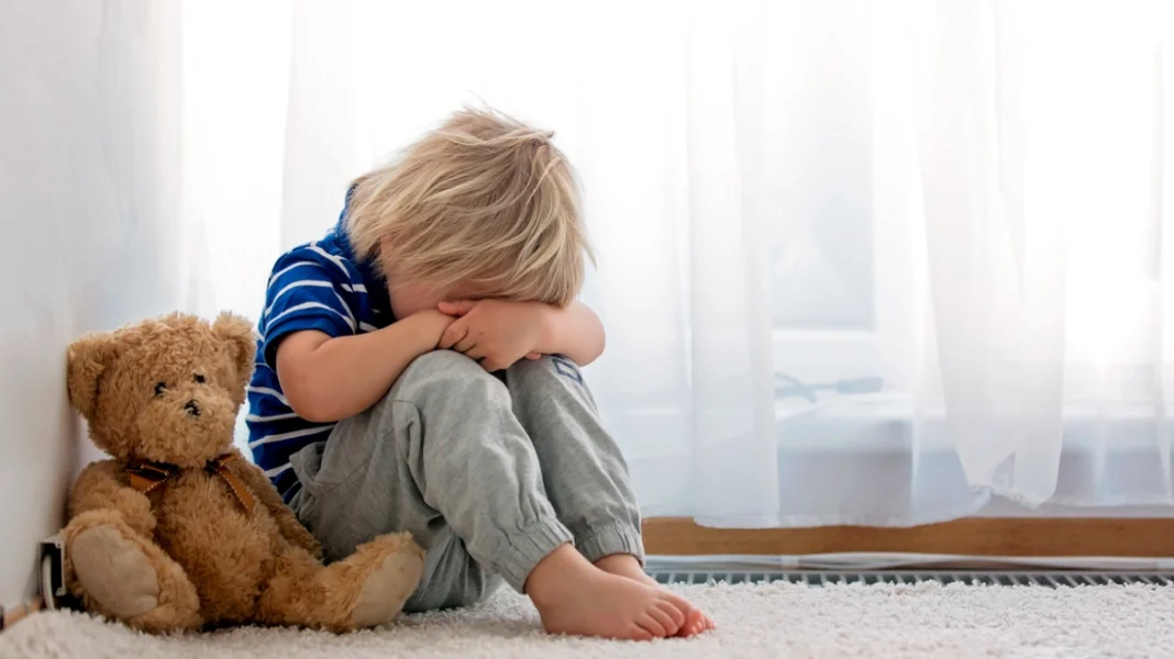 Φρίκη στην Αθήνα: 20χρονος με τον σύντροφό του ασελγούσε στα ανίψια του 2 και 4 ετών