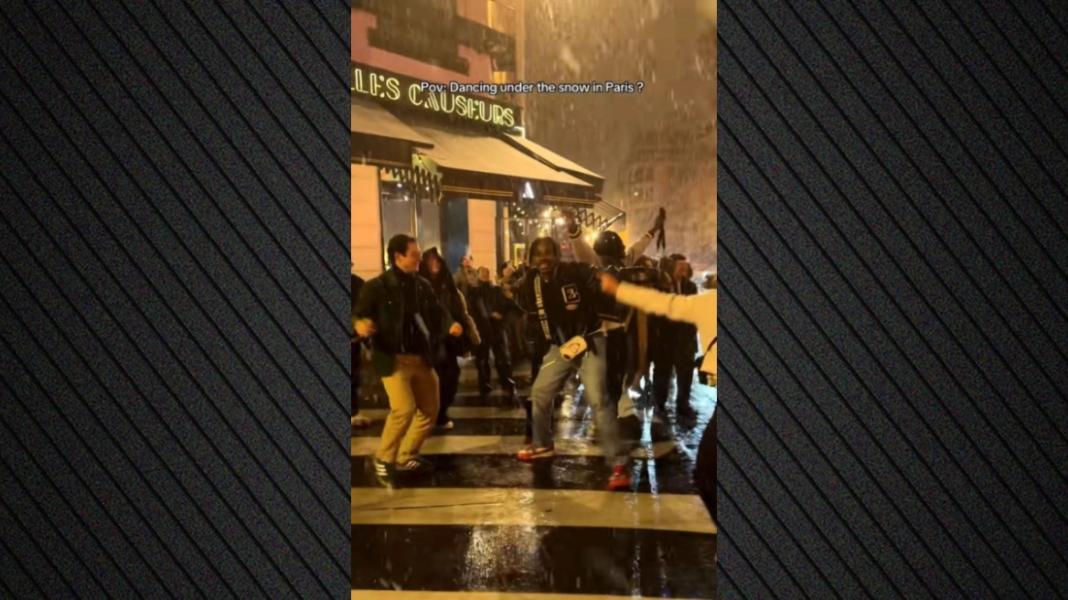 Κόσμος χορεύει στο χιονισμένο Παρίσι το «All i want for Christmas is you» – Δείτε το viral βίντεο