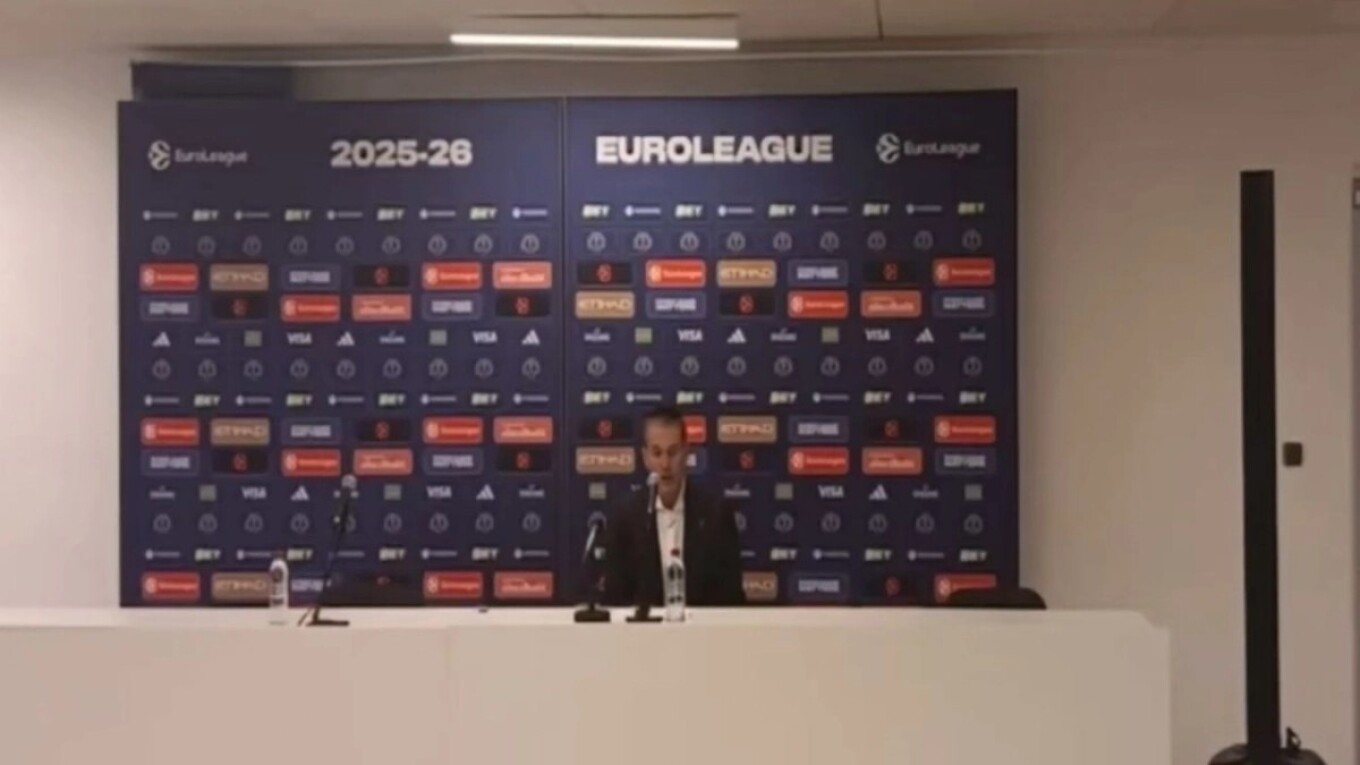 Πήγε στη συνέντευξη τύπου, δεν βρήκε κανένα, είπε το σκορ και έφυγε – Βίντεο