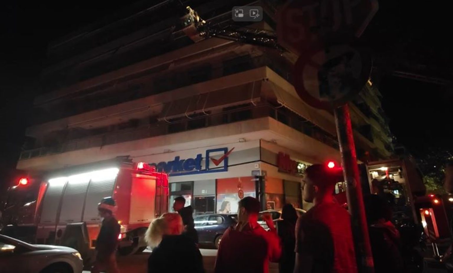 Μεγάλη φωτιά σε πολυκατοικία στην πλατεία Αμερικής – Απεγκλωβίστηκαν οι ένοικοι