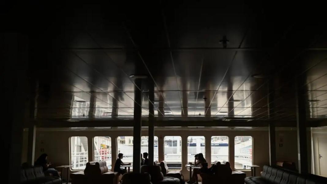 Ενδοοικογενειακή βία εν πλω: Ξυλοκόπησε τη γυναίκα του στο φέρι μποτ από Σαλαμίνα για Πέραμα