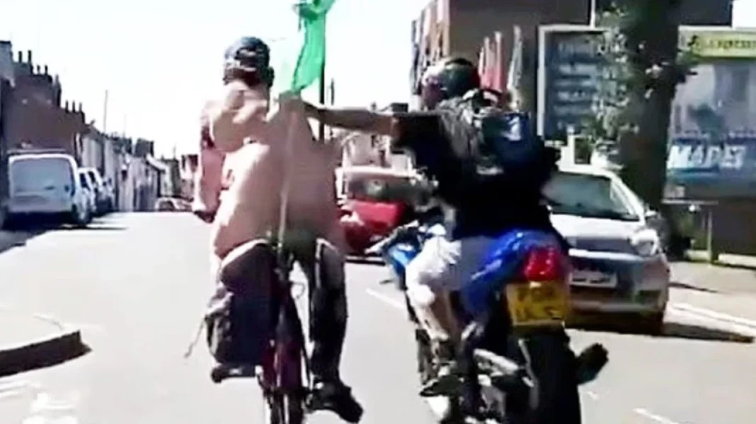 Γυμνός ποδηλάτης τρώει μπουνιά από διερχόμενο μοτοσικλετιστή και σωριάζεται στον δρόμο – Δείτε βίντεο