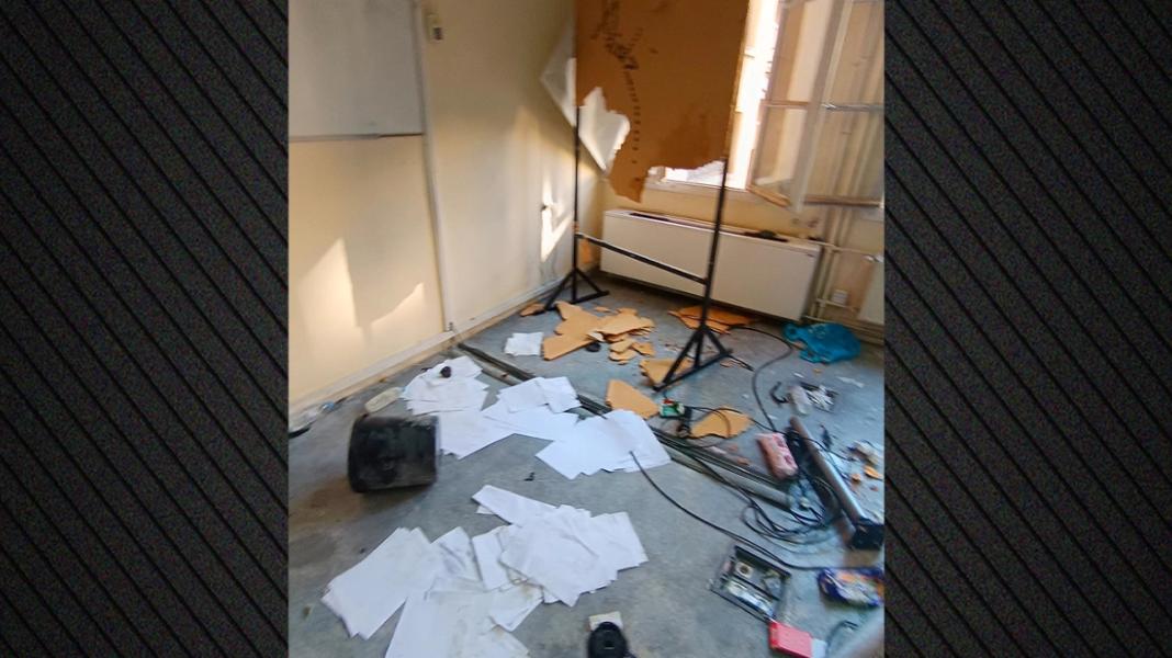Επεισόδια στο Πολυτεχνείο με ξυλοδαρμούς και ζημιές μέσα στο κτήριο – Φωτογραφίες