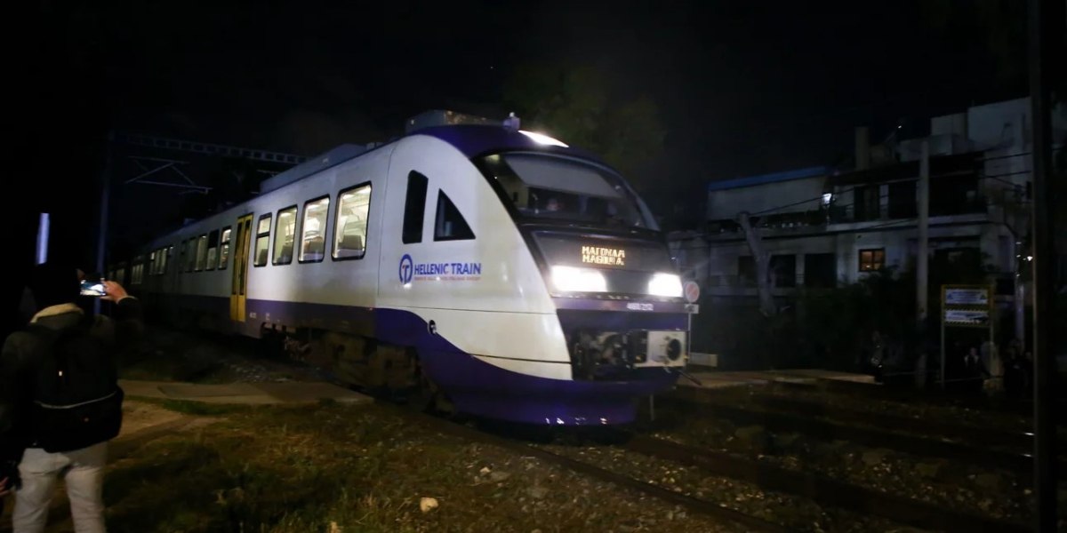 Σύγκρουση αμαξοστοιχίας του Προαστιακού με μοτοσυκλέτα στη Λένορμαν – Εγκατέλειψε το σημείο ο οδηγός