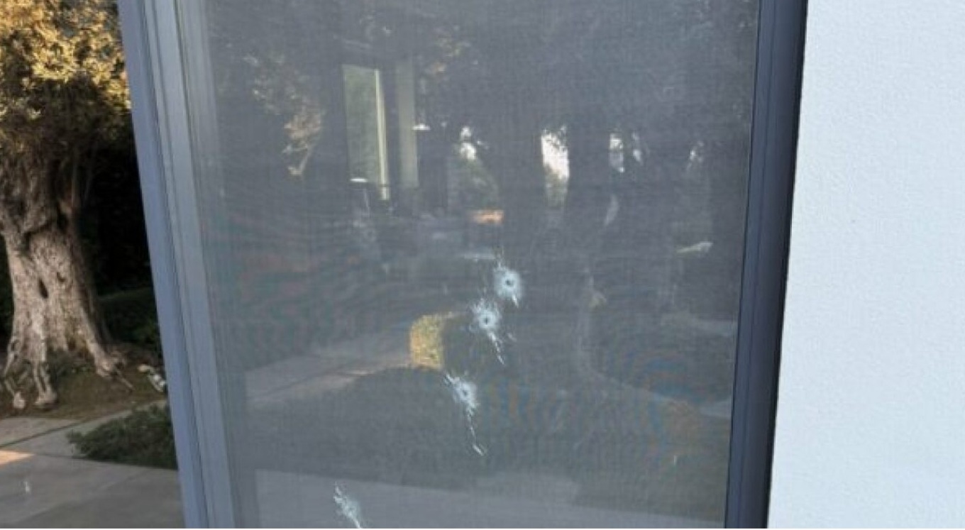 Στις 14 σφαίρες στη μεζονέτα του επιχειρηματία ψάχνουν τις απαντήσεις για την επίθεση στη Ρόδο