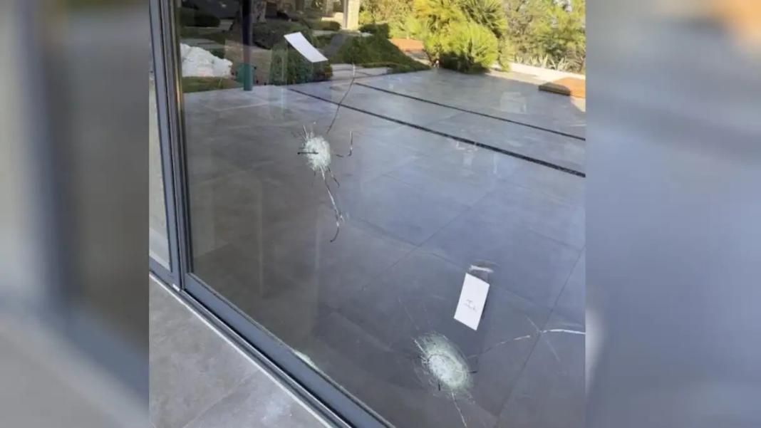 Ρόδος: «Αν δεν ήμουν κουρασμένος, μπορεί να με σκότωναν» – Σε σοκ ο επιχειρηματίας που του «γάζωσαν» το σπίτι