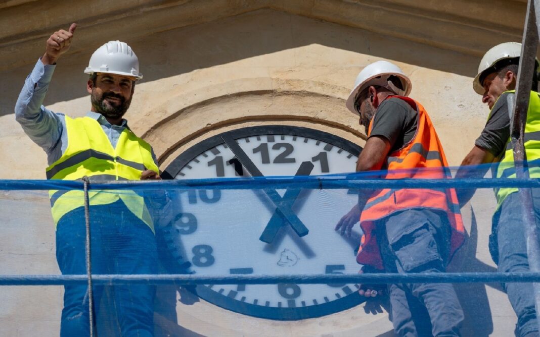 Τοποθετήθηκε το Ρολόι στο εμβληματικό μνημείο