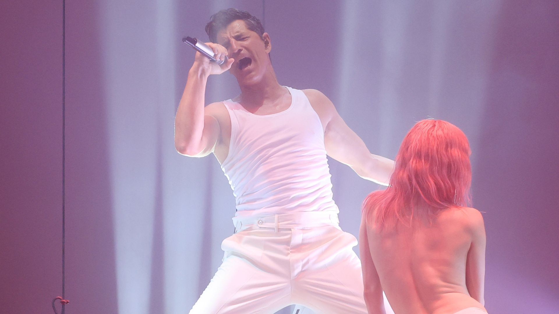 Σάκης Ρουβάς: Aτύχημα πάνω στη σκηνή για τον τραγουδιστή και μια χορεύτριά του – Βίντεο