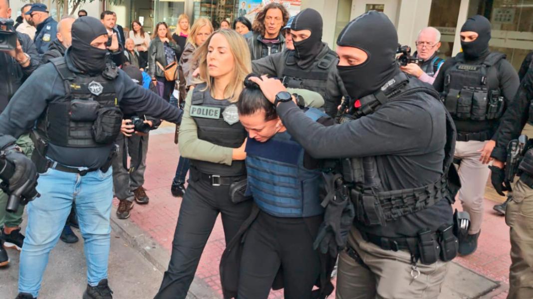 Δολοφονία στη Σαλαμίνα: Η 46χρονη δεν αποδέχεται ότι διέπραξε το έγκλημα