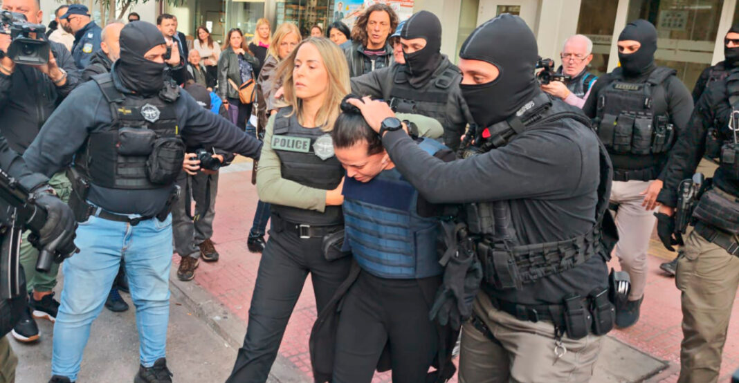 Στα δικαστήρια Πειραιά η 46χρονη που σκότωσε την πεθερά της στη Σαλαμίνα