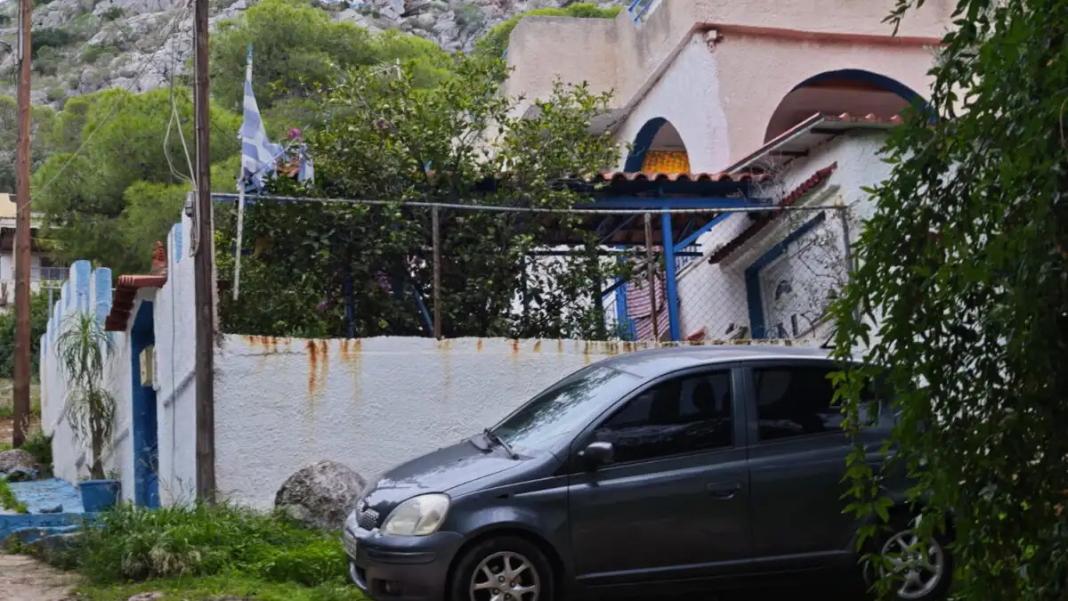 Σαλαμίνα: Από χτύπημα στο κεφάλι έπεσε νεκρή η 75χρονη – Κάμερα κατέγραψε τους δράστες να μπαίνουν στο σπίτι της