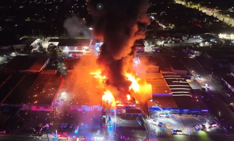 Δεξαμενή χημικών εκτοξεύεται στον αέρα μετά από πυρκαγιά σε εγκατάσταση αποβλήτων- Συγκλονιστικά βίντεο από το Σίδνεϊ