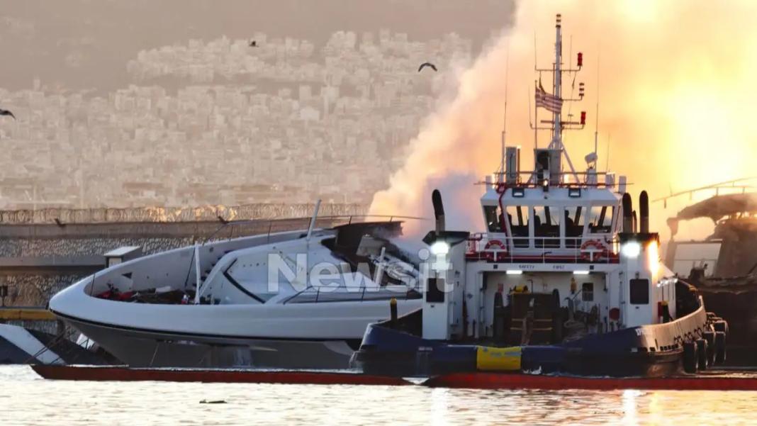 Πειραιάς: Φωτιά σε γιοτ στη Μαρίνα Ζέας – Βυθίστηκαν 3, στις φλόγες ακόμα ένα σκάφος