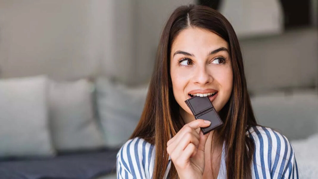 Πώς η μαύρη σοκολάτα ενεργοποιεί τον εγκέφαλο και βελτιώνει προσωρινά τη μνήμη – Τι έδειξε νέα έρευνα