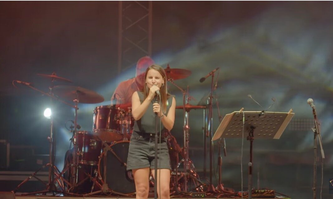 Η Ηρακλειώτισσα δασκάλα, ποδοσφαιρίστρια και… τραγουδίστρια! (βίντεο)