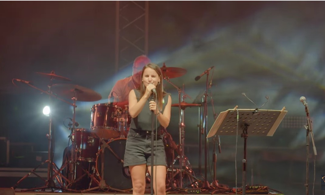 Η Ηρακλειώτισσα δασκάλα, ποδοσφαιρίστρια και… τραγουδίστρια! (βίντεο)