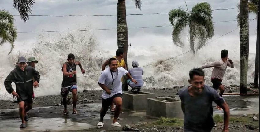 Κατολισθήσεις και πλημμύρες στις Φιλιππίνες – Πελώρια κύματα σε 130 χωριά – Βίντεο