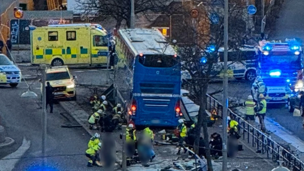 Συναγερμός στη Στοκχόλμη: Λεωφορείο έπεσε σε στάση, αναφορές για νεκρούς και τραυματίες