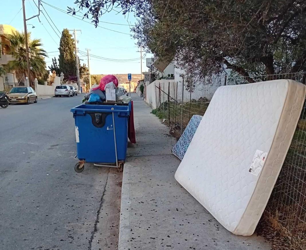 «Ευαισθητοποιημένοι» Ηρακλειώτες: Παράτησαν το στρώμα αλλά… άφησαν χώρο για τους πεζούς!