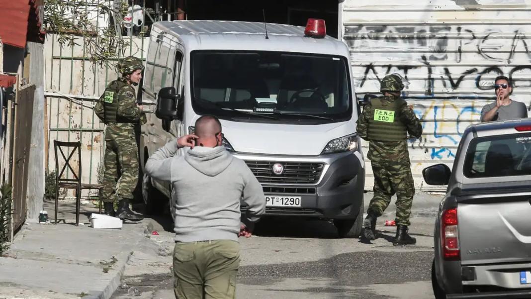 Νίκαια: Xειροβομβίδα σε σπίτι σωφρονιστικού υπαλλήλου – Έκαψαν και το αυτοκίνητό του