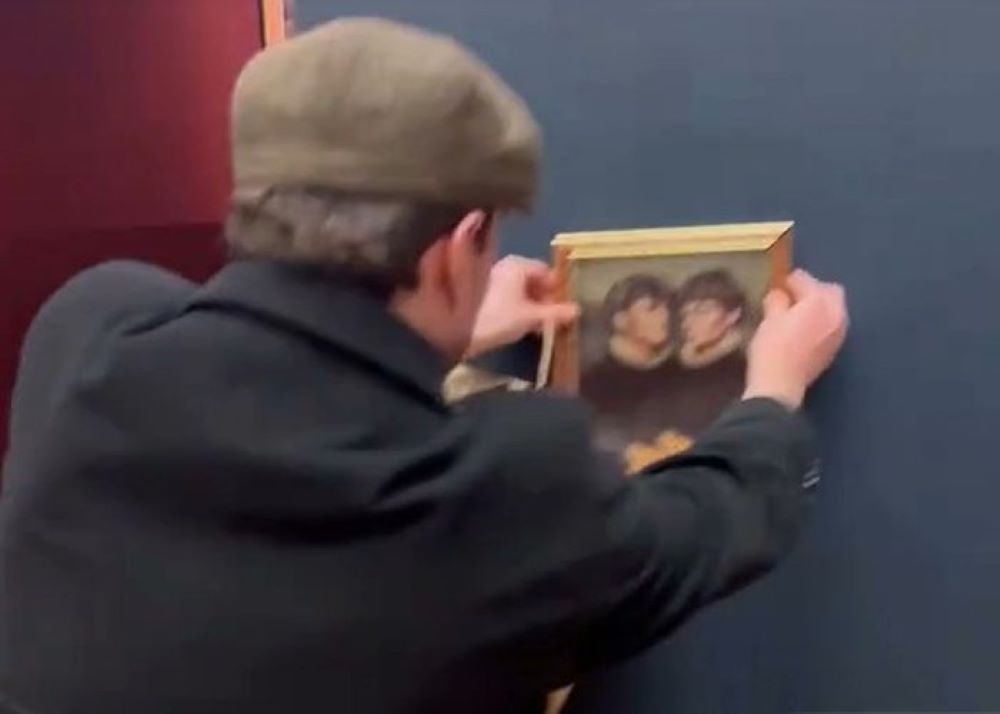 TikTokers «ξεγέλασαν» την ασφάλεια του Λούβρου και κρέμασαν το πορτρέτο τους δίπλα στη Μόνα Λίζα