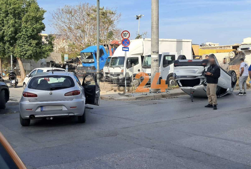 Ηράκλειο: Σφοδρή σύγκρουση αυτοκινήτων  – «Τούμπαρε» το ένα όχημα